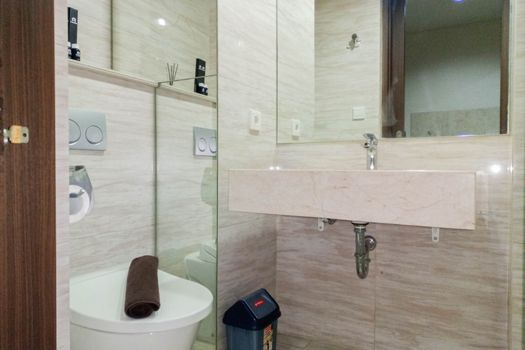 Bathroom 5, 1BR with Cozy Design at Uttara The Icon Apartment By Travelio, Sleman