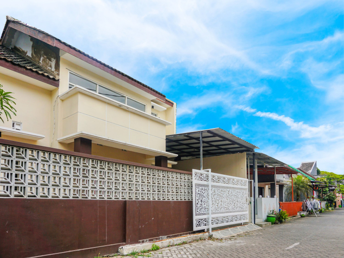 Exterior & Views 2, SPOT ON 91615 Arumba Guest House Syariah, Malang