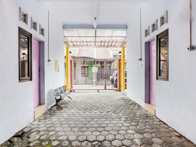 Exterior & Views 2, SPOT ON 91626 Rr Kost Putri Syariah, Lumajang