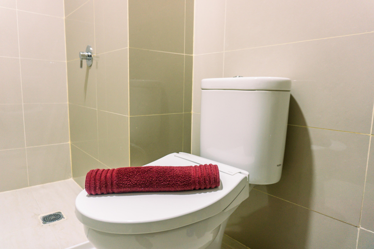 Bathroom 5, Strategic Studio Apartment at B Residence near Campus By Travelio, Tangerang Selatan