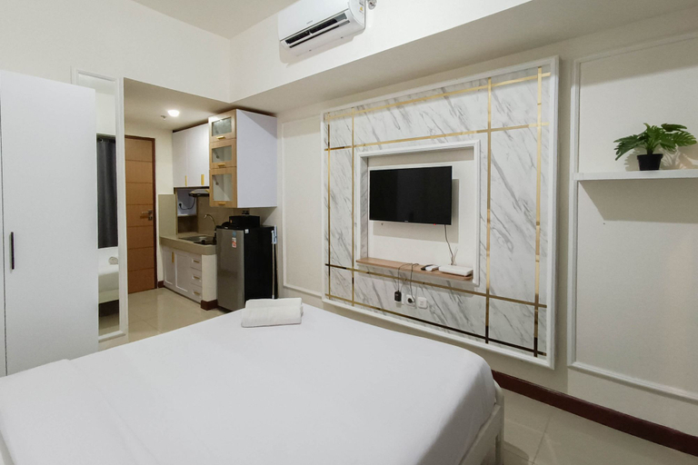 Bedroom 3, White and Cozy Studio at Vida View Makassar Apartment By Travelio, Makassar