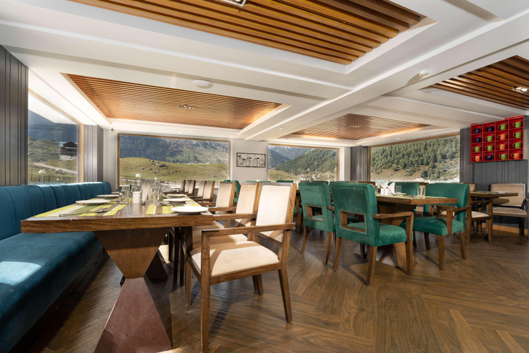 Food & Drinks 5, Country Inn & Suites by Radisson Sonamarg, Ganderbal
