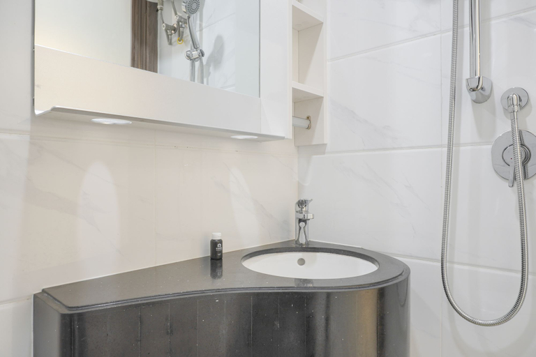 Bathroom 2, Comfy and Warm Studio Room at Sky House BSD Apartment By Travelio, Tangerang Selatan
