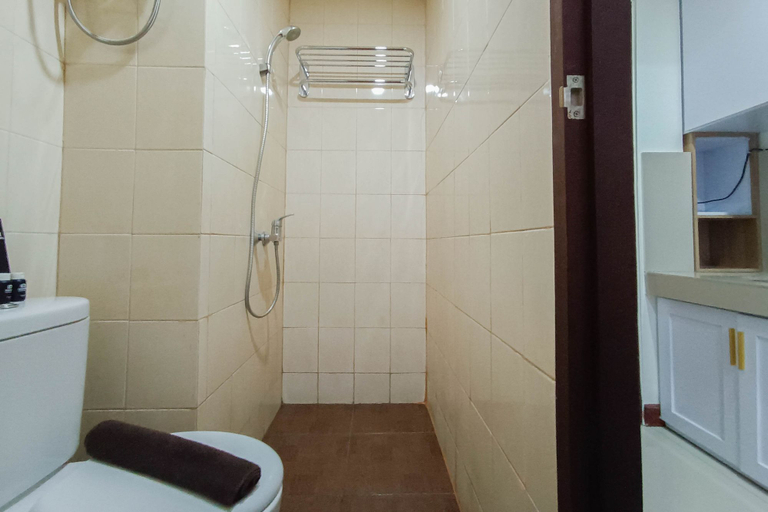 Bathroom 5, White and Cozy Studio at Vida View Makassar Apartment By Travelio, Makassar
