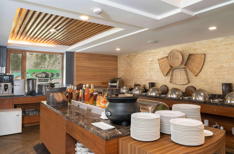 Food & Drinks 5, Country Inn & Suites by Radisson Sonamarg, Ganderbal