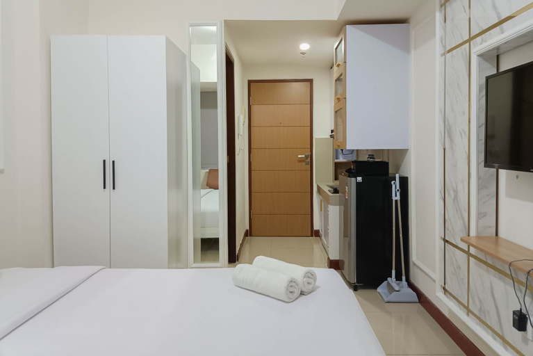 Bedroom 2, White and Cozy Studio at Vida View Makassar Apartment By Travelio, Makassar