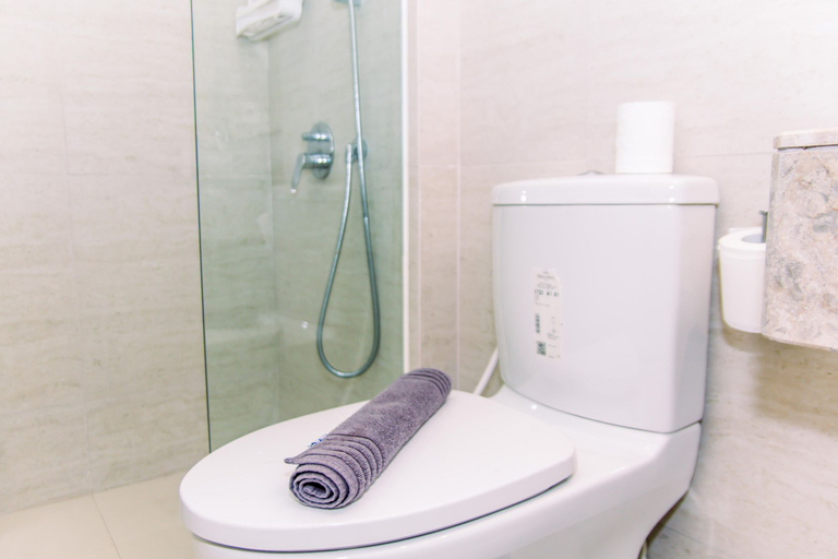 Bathroom 5, Fancy and Nice Studio Apartment at Gold Coast By Travelio, North Jakarta