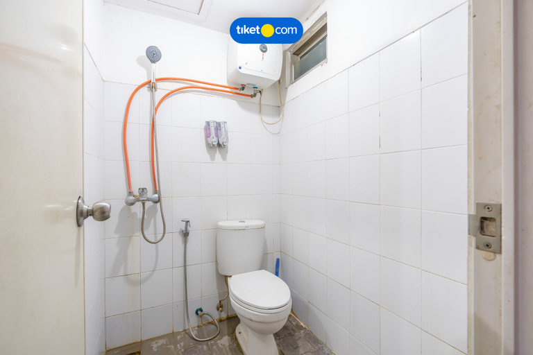 Bathroom, Apartemen the suites metro by Yudis, Bandung