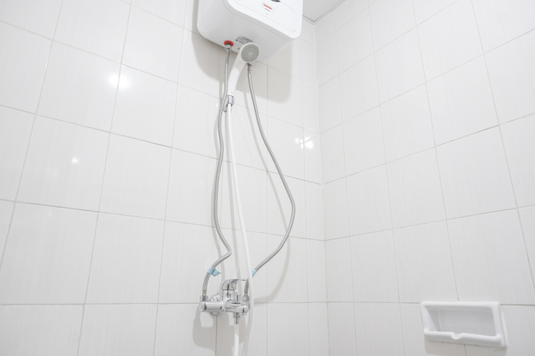 Bathroom 5, Tidy Studio with Comfortable Design at Signature Park Grande Apartment By Travelio, East Jakarta
