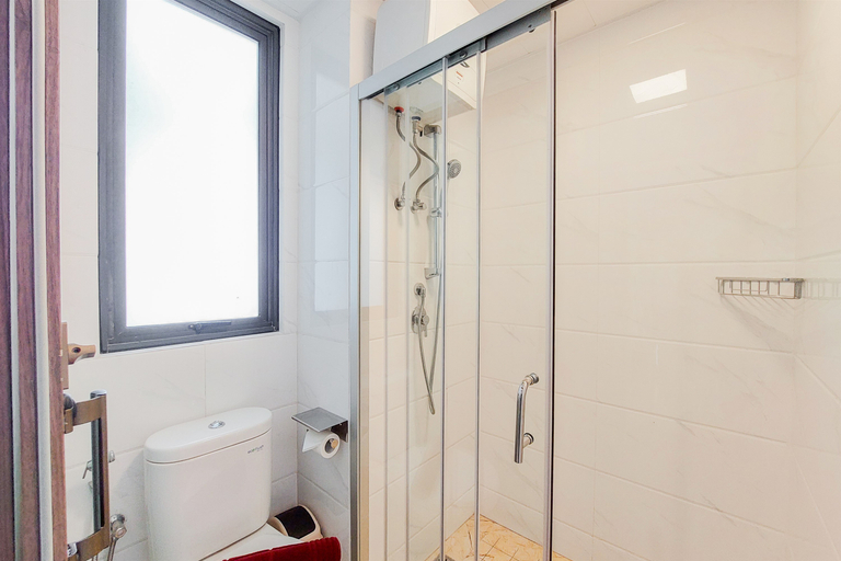 Bathroom 5, Scenic and Restful 2BR Sky House BSD Apartment By Travelio, Tangerang Selatan