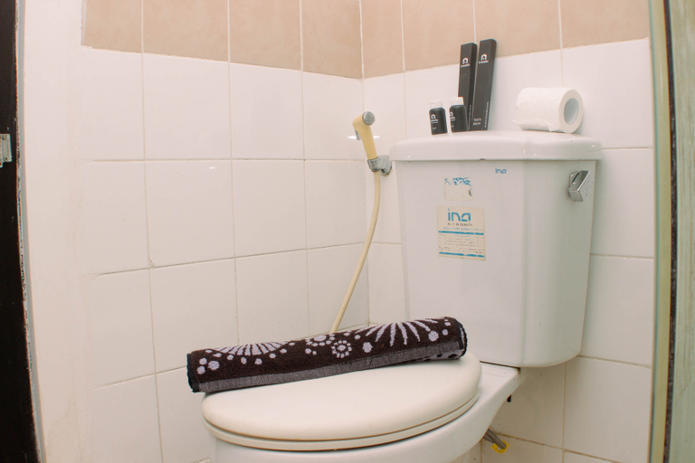 Bathroom 2, Warm and Cozy Studio at Metropark Condominium Jababeka Apartment By Travelio, Cikarang