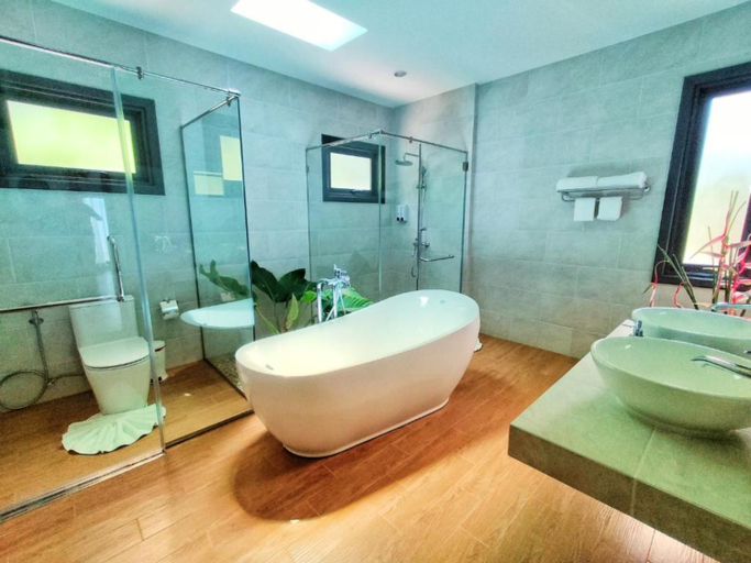 Bathroom 5, Supalai​ Scenic​ Bay​ Resort ​And​ Spa, Pulau Phuket