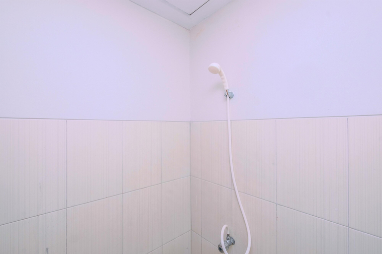 Bathroom 5, Best Choice and Comfy Studio Apartment at Margonda Residence 4 By Travelio, Depok