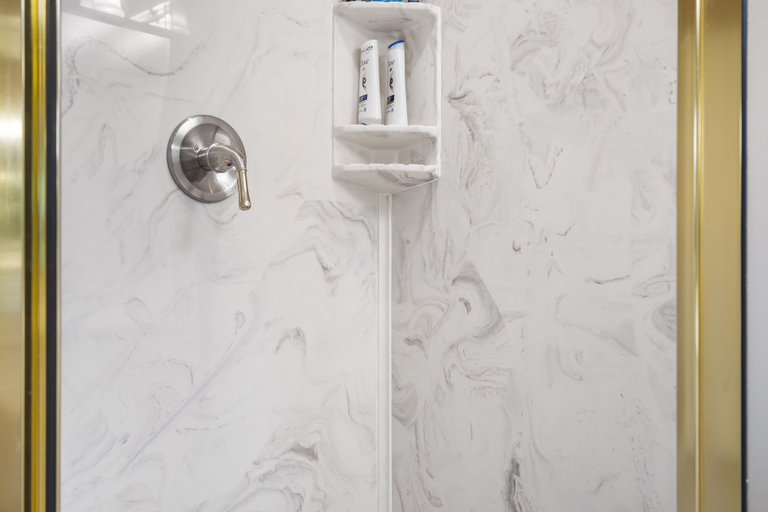 Bathroom 4, King's Retreat, Taney