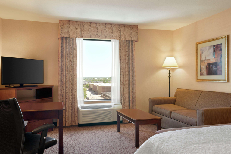 Bedroom 3, Hampton Inn & Suites West Bend, Washington