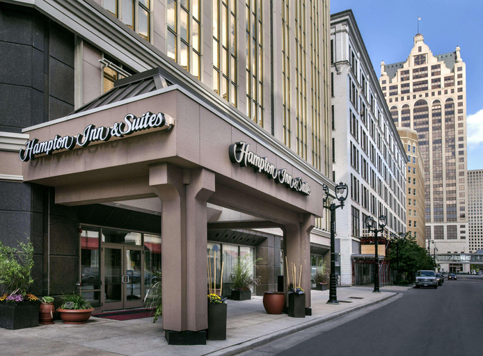 Exterior & Views 2, Hampton Inn & Suites Milwaukee Downtown, Milwaukee