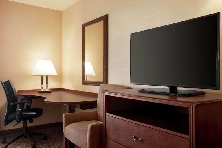 Bedroom 3, Hampton Inn & Suites West Bend, Washington