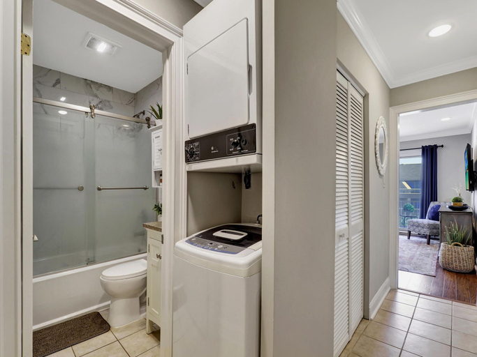 Bathroom 5, Breakers 319, Beaufort