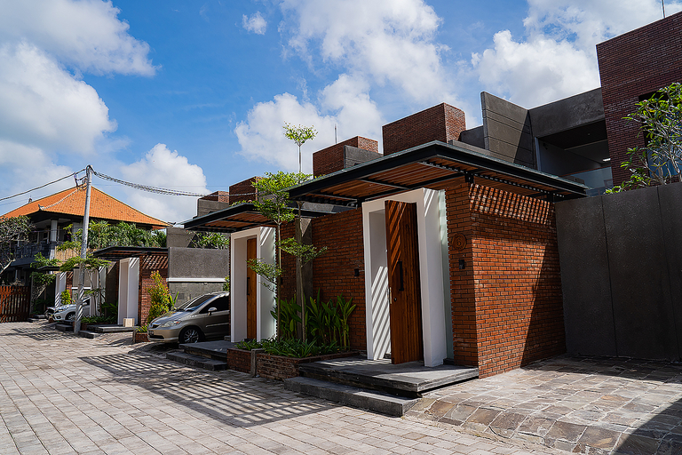 Exterior & Views