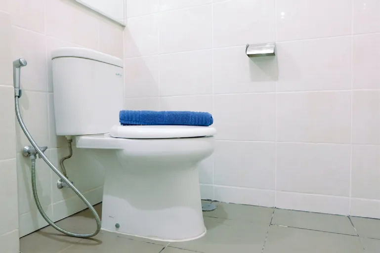 Bathroom, Apartemen Green Bay Pluit by Bless Property, North Jakarta