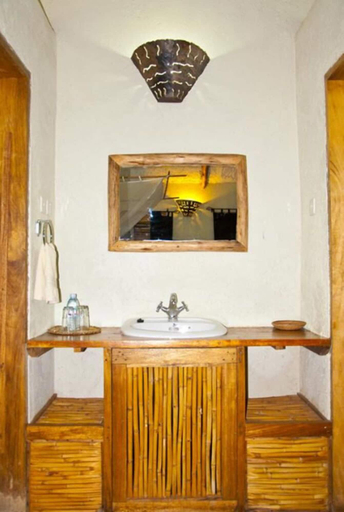 Bathroom 5, Gately Inn Entebbe, Entebbe