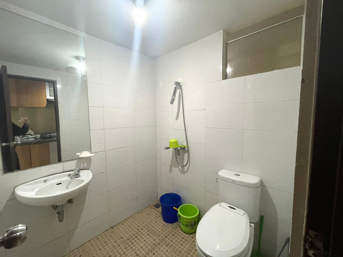 Bathroom, Penthouse at Royal Apartment, Makassar