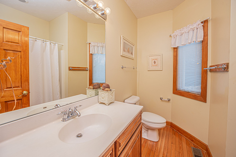 Bathroom 3, Great Escape, Garrett