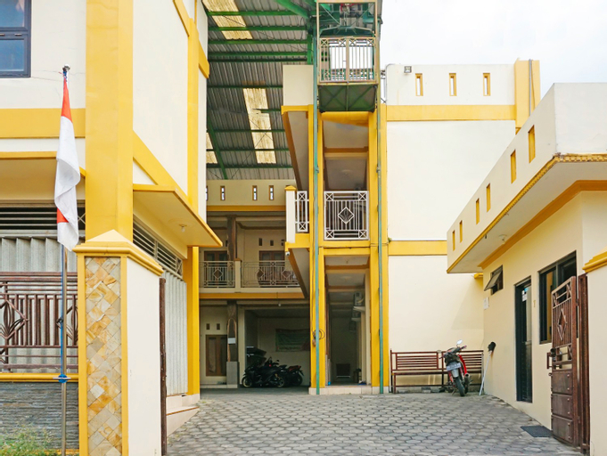Exterior & Views 2, OYO 91580 Kost Bougenville Syariah, Madiun