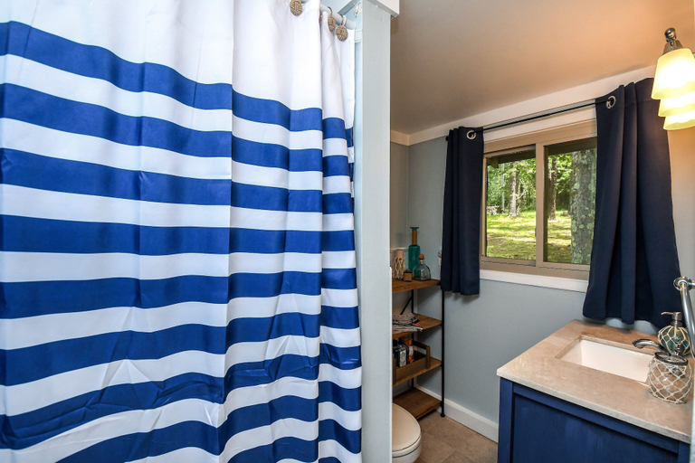 Bathroom 4, Lake Haven, Garrett