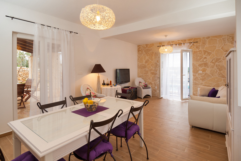 Public Area 2, Villa Helena, Milna