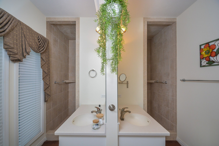 Bathroom 4, Lake Escape, Garrett