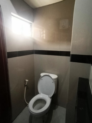 Bathroom 5, Faris Home @Gateway Apartment Ahmad Yani, Bandung
