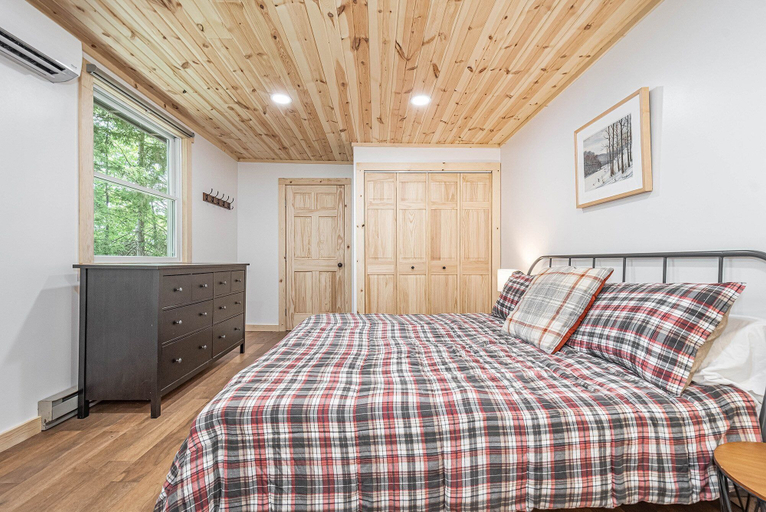 Bedroom 2, Fox Den, Garrett