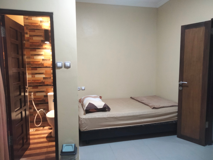 Bedroom 2, THE SEPINGGAN HOME BASE - Penginapan Syariah, Balikpapan