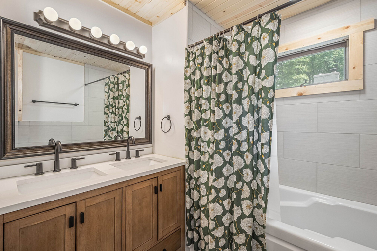 Bathroom 3, Fox Den, Garrett