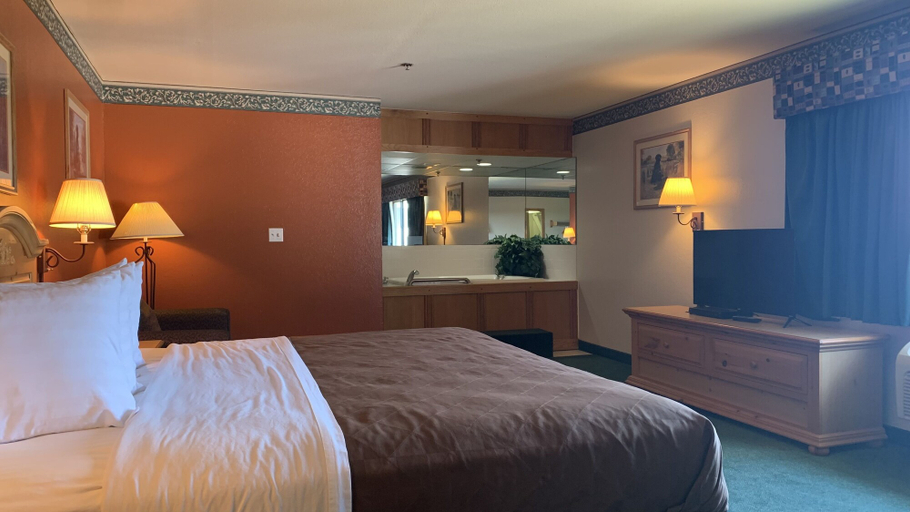 Bedroom 4, Regency Inn And Suites, Adair