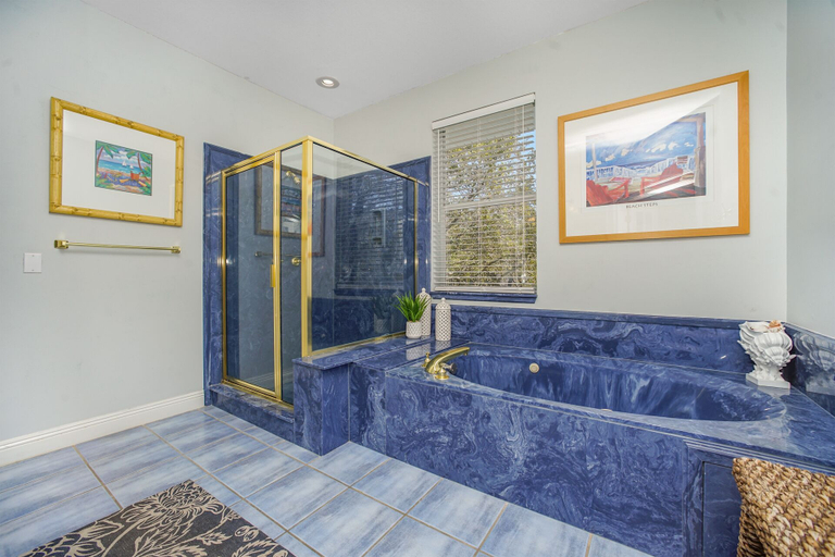 Bathroom 5, Texas Tides, Okaloosa