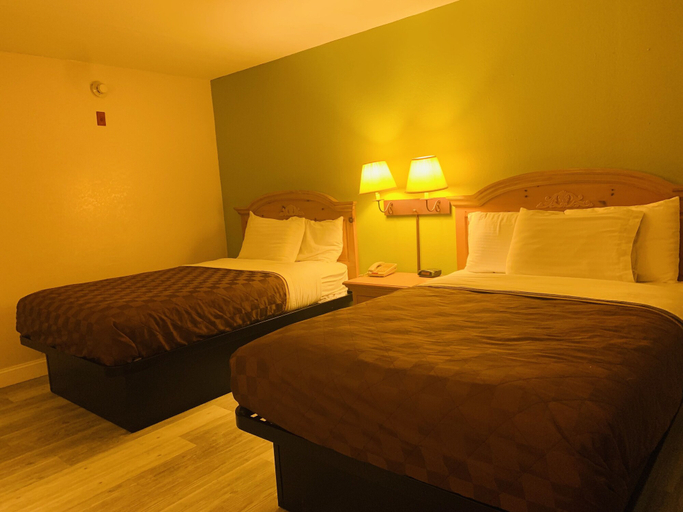 Bedroom 4, Regency Inn And Suites, Adair