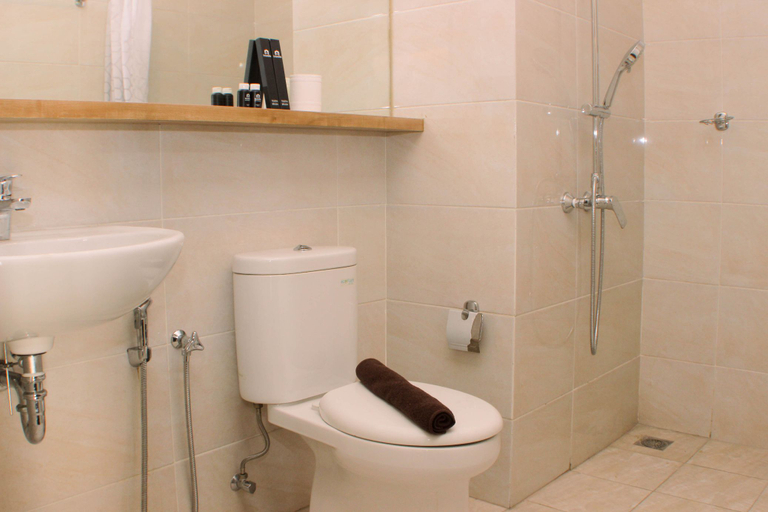 Bathroom 5, Stunning and Comfortable 1BR Apartment Mustika Golf Residence By Travelio, Cikarang
