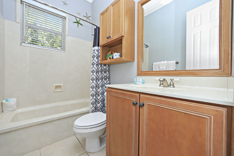 Bathroom, Happy Hour - 1232970, Walton