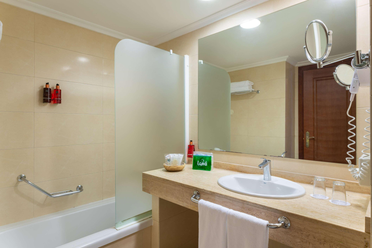 Bathroom 5, Landmar Costa Los Gigantes Family Resort, Santa Cruz de Tenerife