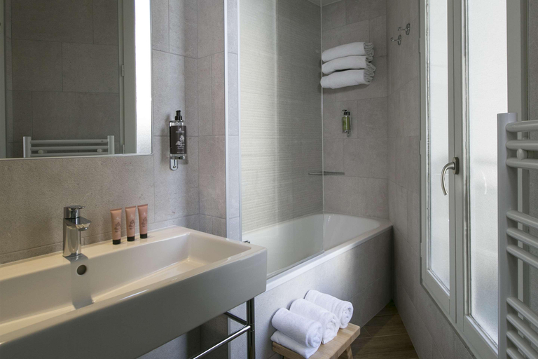 Bathroom 4, Neuville Arc de Triomphe, Paris