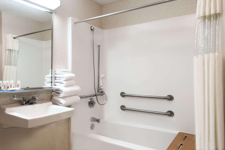 Bathroom 4, Baymont by Wyndham Columbus/Rickenbacker, Franklin
