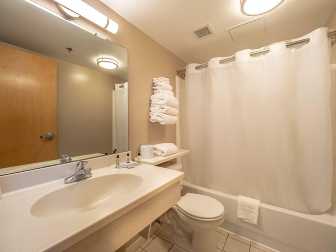 Bathroom, Atlantic Sands Hotel and Confe, Sussex