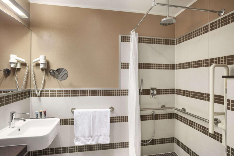 Bathroom 5, Ramada Plaza by Wyndham Milano, Milano