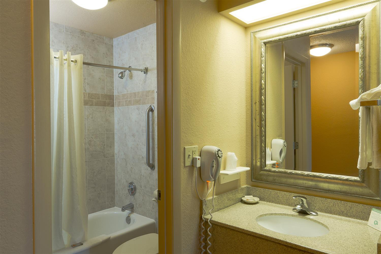 Bathroom 4, Spark by Hilton Ormond Beach Oceanfront, Volusia