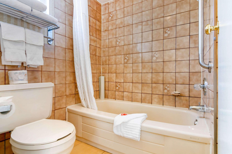 Bathroom 4, Econo Lodge Inn & Suites N. Vancouver, Greater Vancouver