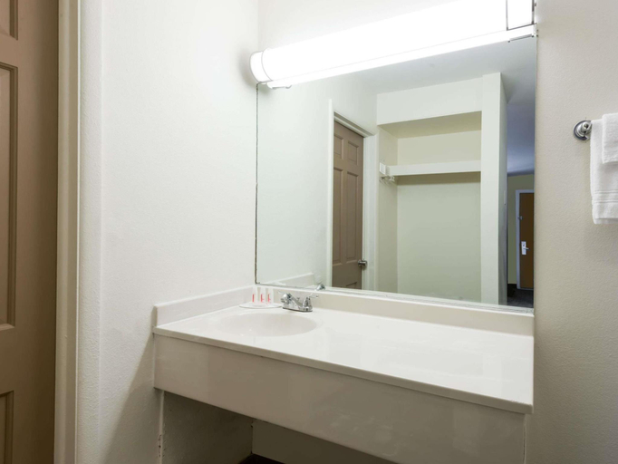 Bathroom 4, Red Lion Inn & Suites Junction City, Geary