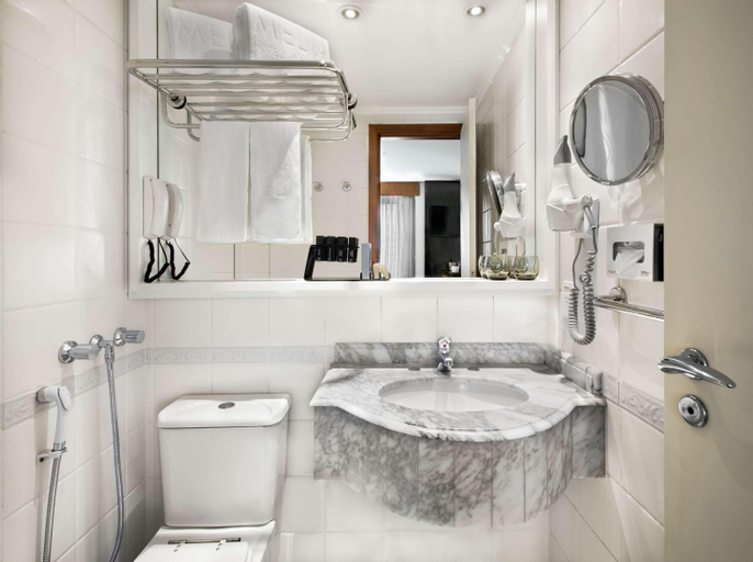 Bathroom 28