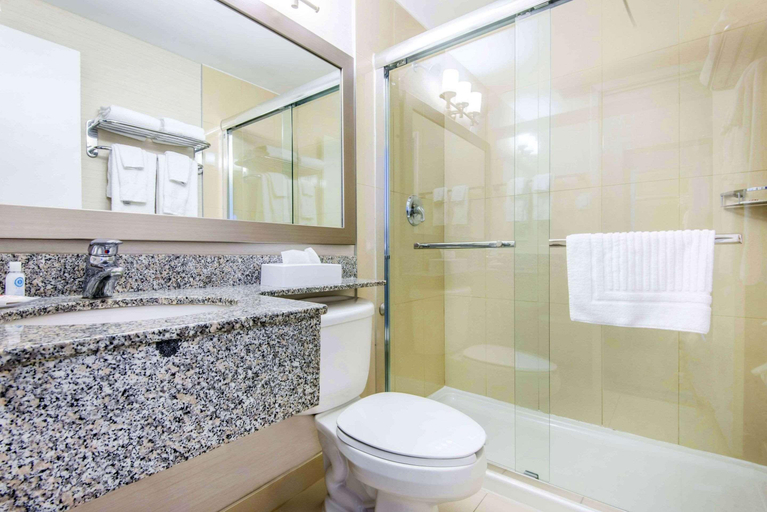 Bathroom 4, Comfort Inn & Suites Collingwood, Simcoe